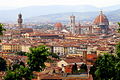 Vista de Florencia. Il Duomo compite en altura con la Signoría. También destacan las torres de Badia Fiorentina, Palazzo Bargello y San Miniato al Monte.