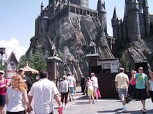 De ingang van de rit bestaat uit een pad dat tussen twee poorten doorloopt voordat het naar Hogwarts Castle gaat.