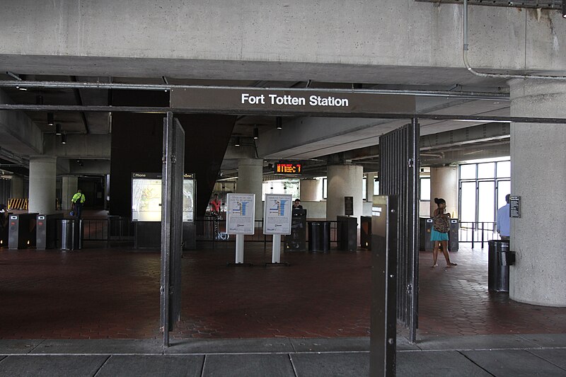 File:Fort Totten (WMATA station).JPG