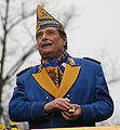 Fritz Schramma beim Ehrenfelder Karnevalszug 2009. Schramma trägt die Uniform der Bürgergarde "blau-gold" von 1904 e.V. Köln