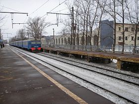 Gagarinskaya platform and ER2-1233.jpg