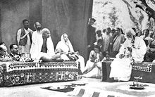 Tagore hace de anfitrión de Mahatma Gandhi y de su mujer Kasturba en Santiniketan en 1940.