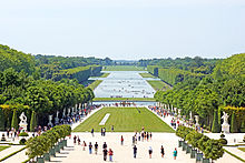 Imagen de una parte de los jardines de Versalles vista desde el frente de la fachada del jardín del palacio.