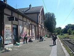 Le quai et le bâtiment de la gare en mai 2011, peu de temps avant leur fermeture et la destruction du quai (fin 2011).