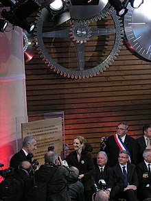 Nathalie Kosciusko-Morizet et Guillaume Pepy dévoilant la plaque inaugurale de la gare, sous l'horloge actionnée par un moteur de TGV.