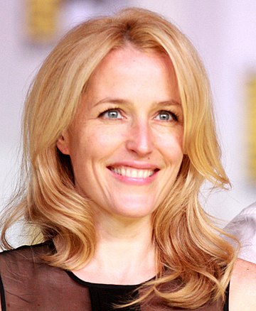 https://upload.wikimedia.org/wikipedia/commons/thumb/7/79/Gillian_Anderson_2013_%28cropped%29.jpg/360px-Gillian_Anderson_2013_%28cropped%29.jpg