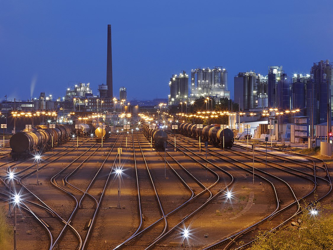 :File:Godorf_Station_at_Dusk,_May_2018.jpg