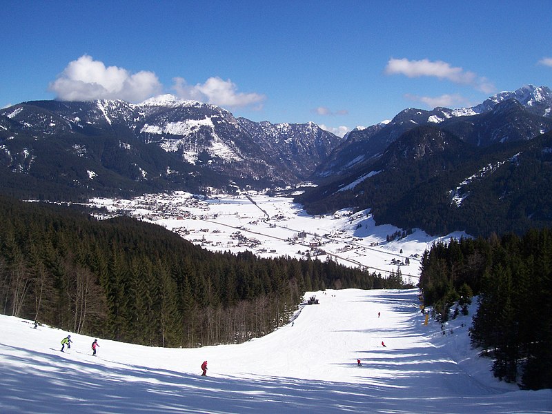 File:Gosau seen from the ski slope, 2010 (01).jpg