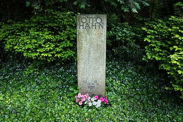 English: Grave and tombstone of Otto Hahn at the historic city cemetery (Stadtfriedhof) in Göttingen, Germany. Deutsch: Grab von Otto Hahn auf dem historischen Stadtfriedhof in Göttingen.