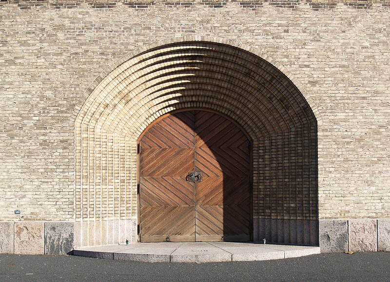 File:Grundtvig's Church - entrance.jpg