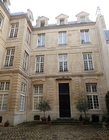 Fichier:Hôtel de Sagonne 28 rue des Tournelles.jpg