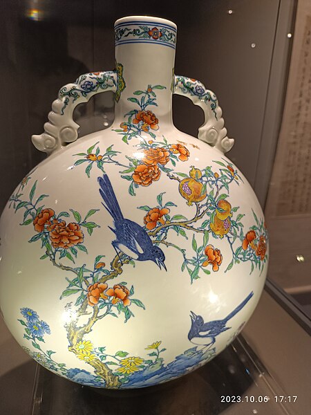 File:HK 香港會展 HKCEC 灣仔北 Wan Chai North 蘇富比 Sotheby's Preview 拍賣 預展 古董 Antique 中國陶瓷 Chinese porcelain October 2023 R12S 10.jpg