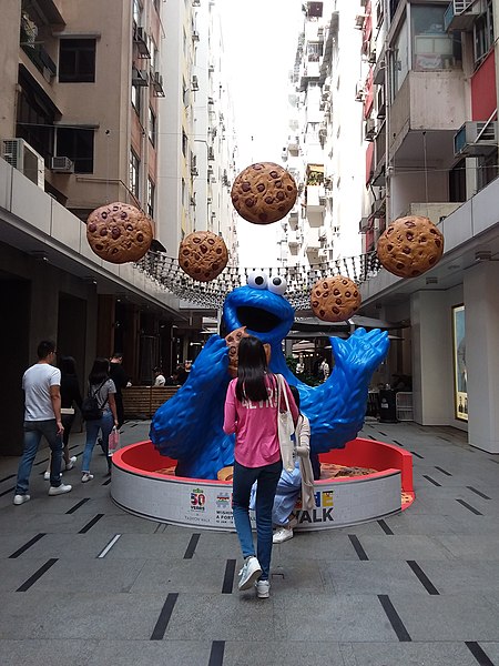 File:HK Causeway Bay 銅鑼灣 CWB 厚誠街 Houseton Food street January 2019 SSG 01.jpg