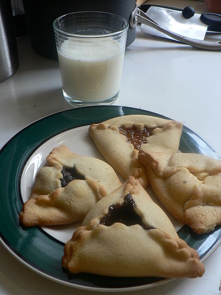 File:Hamantaschen and milk.jpg