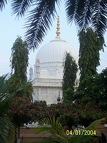 Mausoleum of Hasan Pir in Denmal, Gujarat. Ismail Badruddin is the first Da'i al-Mutlaq from his progeny while Mohammed Badruddin, the 46th Da'i al-Mutlaq, is the last. Hasan Pir Shaheed Mazar.jpg