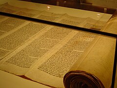 Scorri (il formato alternativo al codice) con la Torah.