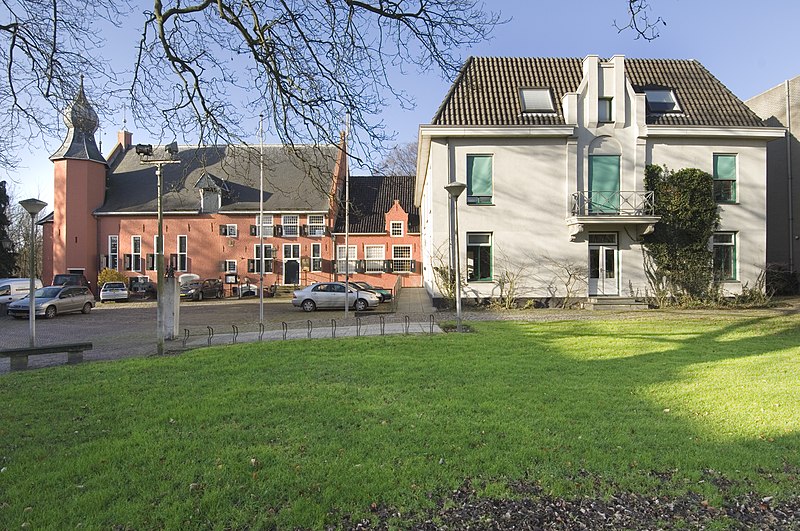 File:Het kasteel en het gemeentehuis - Coevorden - 20410111 - RCE.jpg
