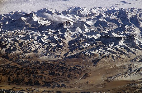 Uluslararası Uzay İstasyonu'ndan Tibet Platosu yönünden güneygüneydoğuya istikametine doğru çekilen Himalaya Dağlarının kuşbakışı görüntüsü. Soldan sağa: Makalu (8.462 metre), Everest (8.848 metre), Lhotse (8.516 metre) ve Cho Oyu (8.201 metre) görülmektedir. (Üreten: NASA)