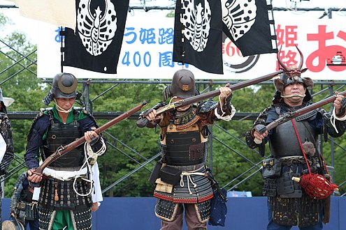 Самураи со Танегашима пушки на фестивалот во Химеџи замокот.