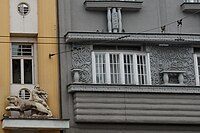 Detail fasády: spirální ornamentika, kuželky a sloupky s maskarony