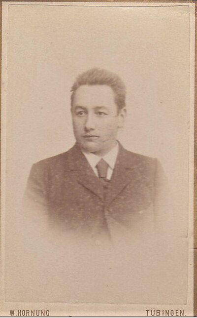 Hugo Schüle, Foto W. Hornung, Tübingen, um 1893 (ca. 10,4 x 6,2 cm).jpg