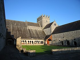 Foto av et kloster nesten helt bevart og dominert av en intakt kirke