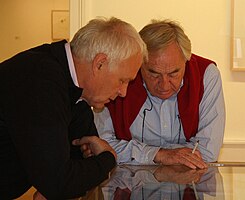 Сэйс Нотэбоом (справа) зь нямецкім мастаком Юргенам Партэнхаймэрам, 2005 год