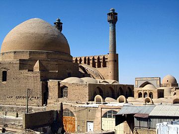 A sinistra la grande cupola Nizam al-Mulk, a destra più piccola la cupola Taj-al-Molk, della moschea del venerdì di Isfahan