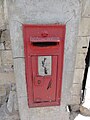 boîte aux lettres rouge délavé de l'époque britannique