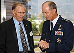 Џо Енгл и генерал Кевин Чилтон, такође бивши астронаут, 2007. године