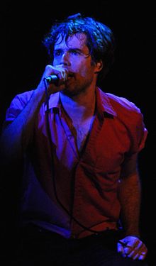 Jon Wurster se apresentando com o Superchunk em 2010