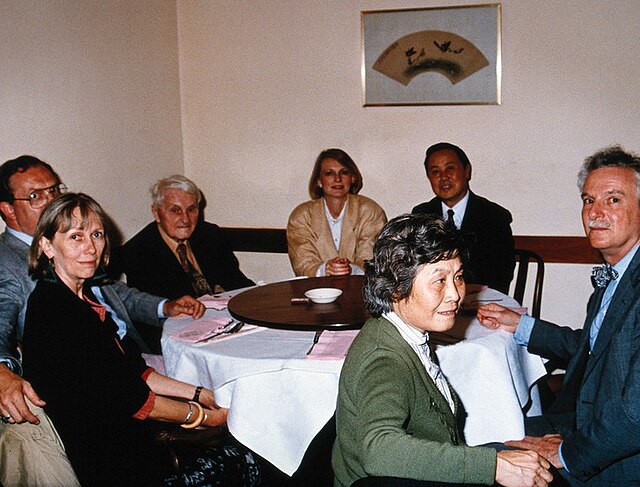 Joseph Needham, in 1988, surrounded by Chinese History and Sciences scholars.