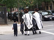 Ultra-Orthodox Jewish residents in Brooklyn, nicknamed "the most Jewish spot on Earth" and home to the world's largest Jewish community, with over 600,000 adherents living in the borough, more than in Jerusalem and in Tel Aviv Jueus ultraortodoxes satmar a brooklyn.jpg