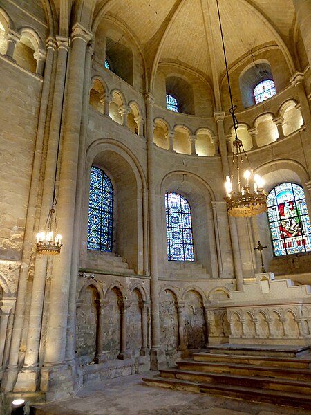 File:Juziers (78), église Saint-Michel, chœur, abside, vue vers le nord-est.JPG