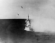 1945年1月6日、ルソン島の戦いにおいて軽巡洋艦「コロンビア」に命中直前の九九襲ないし九九軍偵の特攻機