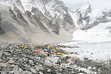 Vue sur le camp de base népalais au pied du glacier du Khumbu.