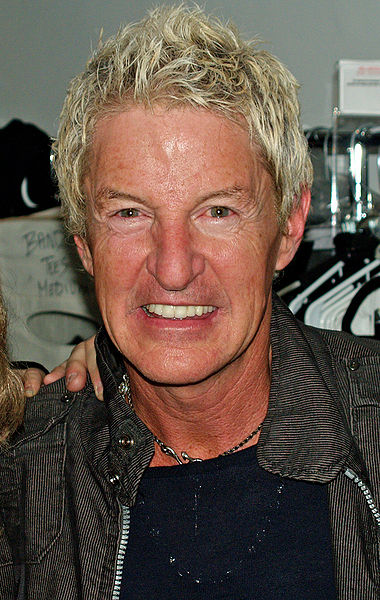 File:Kevin Cronin backstage at Rock of Ages off-Broadway musical.jpg