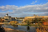 Вид Нарвского замка и Ивангородской крепости