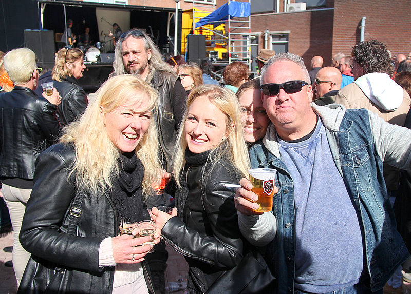 File:Koningsdag 2015 met veel vrolijke mensen.jpg