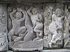 Balarama separant les mandíbules de Kaliya.