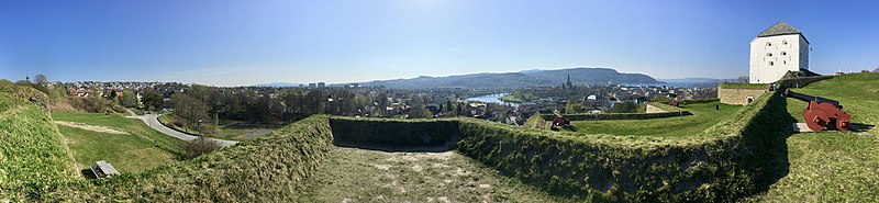 File:Kristiansten Festning (fortress) Trondheim Norway Distorted panorama 2019-04-26 Utsikt sør og vest fra Dronningens bastion Tenaljen Donjonen Kurtinen Kristianstensbakken Gløshaugen Nidelva Sentrum (city view) Byåsen etc IMG 7935.jpg