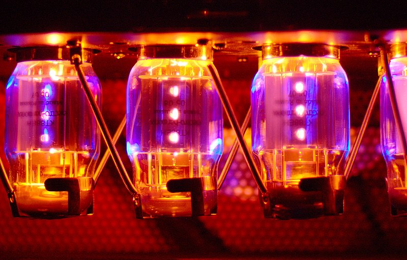 File:Kt88 power tubes in traynor yba200 amplifier.jpg