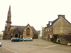 L'Hôpital-Camfrout : l'église vue de la mairie.