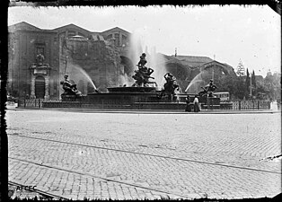 La fontaine des Naïades modernisée et la nouvelle façade de la basilique, après 1911. Photographie de Joaquim Morelló i Nart (ca).