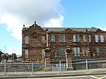 Bank Street und Blair Road, Langloan Primary School mit Grenzmauern, Gatepiers und Geländern