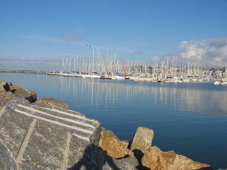 Port de plaisance, sur la Manche.