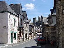 Faubourg du Rachapt et château de Vitré au fond.