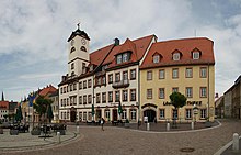 Blick auf das 1809 erbaute Rathaus an der Ostseite des Marktes