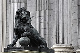 Leones de las Cortes, de Ponciano Ponzano (1851, modelo inicial en yeso pintado y 1865 los actuales en bronce).[53]​