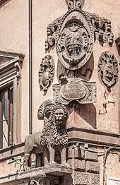 Uno dei due Leoni in Piazza del Plebiscito.